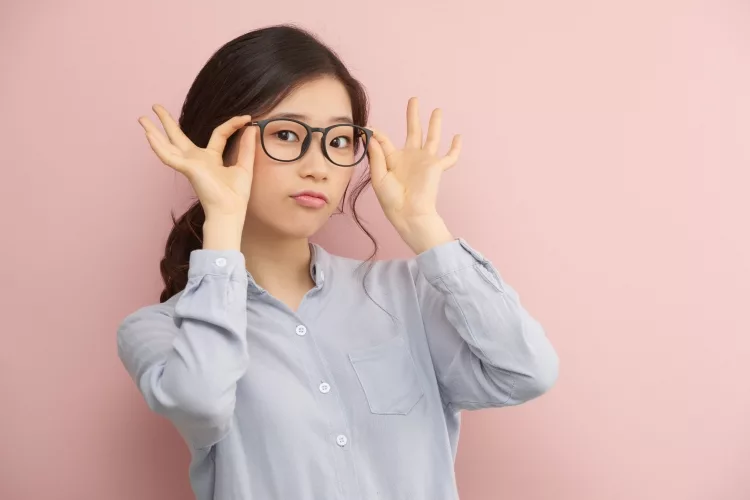How to pull off trendy Korean glasses?