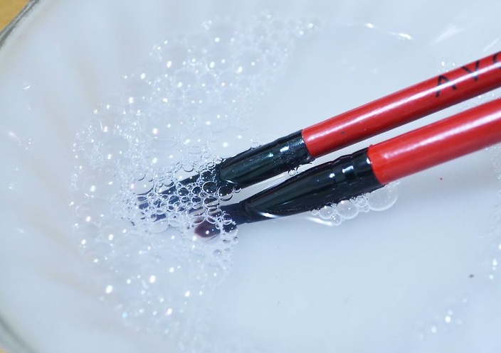 How To Clean Eyeliner Brush